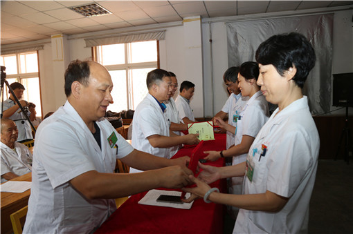 医疗公司领导为优秀医师颁发荣誉证书.jpg